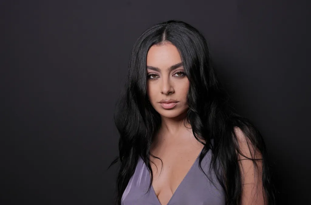 Charli XCX Akui Tak Terbebani Kesuksesan BRAT